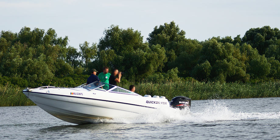 Cu barca de viteza in Delta